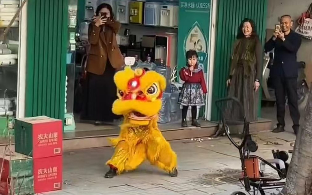 傳(chuan)承(cheng)的(de)力(li)量|傢(jia)樂事“小(xiǎo)獅子(zi)”女孩火爆全網